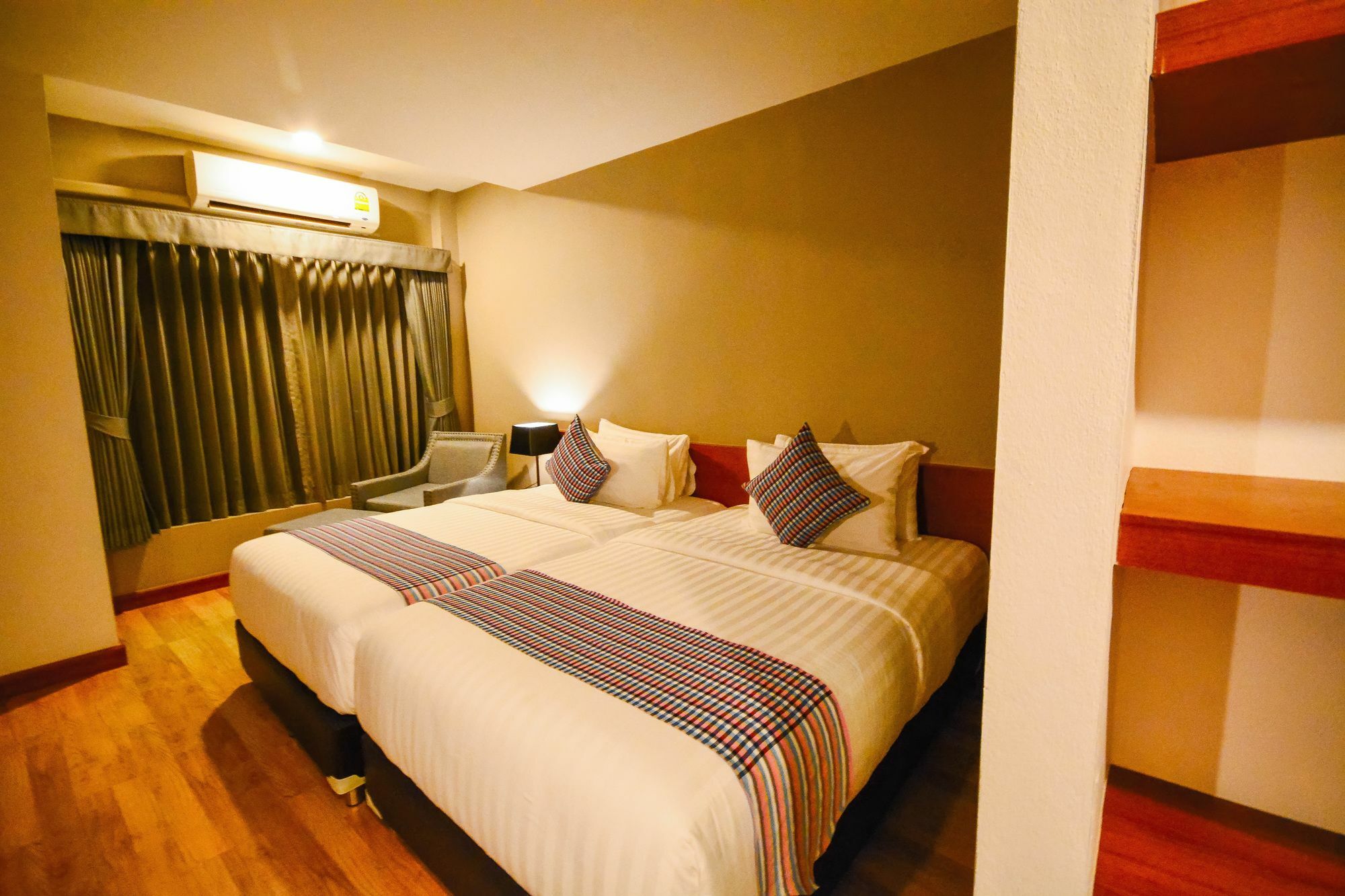 Comet Hotel Surat Thani Eksteriør billede
